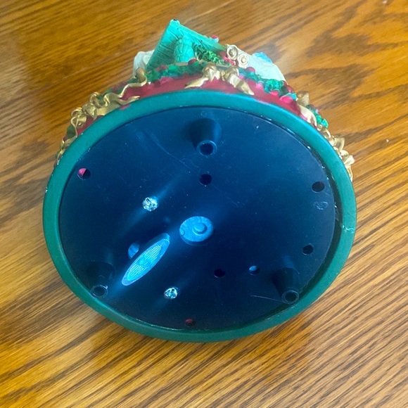 💜 4 Beautiful Christmas Snow Globes And 1 Santa Music Box Lot of 5 - Picture 4 of 8